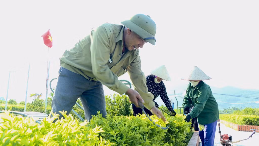 Ông Chu Văn Cường, Phó Bí thư chi bộ, Trưởng Ban Công tác Mặt trận thôn Phú Ninh (xã Bình Khê, TX Đông Triều) cùng người dân tham gia vệ sinh môi trường.