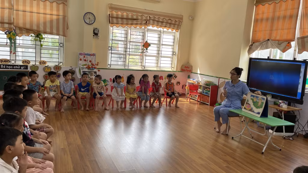 Các bé 5 tuổi Trường Mầm non Hoa Lan (TP Hạ Long) nghe cô giáo kể chuyện.