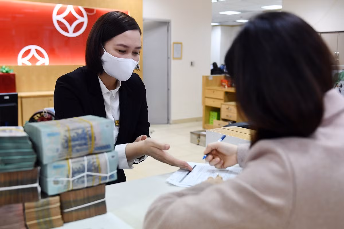 Một loạt ngân hàng thương mại đã điều chỉnh tăng lãi suất tiền gửi kỳ hạn dưới 6 tháng lên kịch trần NHNN cho phép. Ảnh: Hoàng Hà.