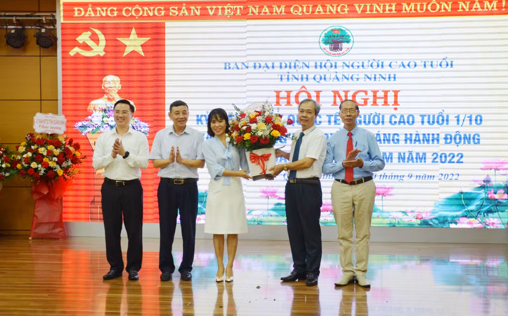Đại diện các ban, ngành, đoàn thể tỉnh tặng hoa chúc mừng Ban Đại diện Hội NCT tỉnh kỷ niệm 31 năm Ngày Quốc tế NCT 1/10 (1991-2022).