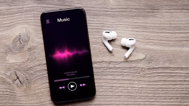 Trái với mong đợi của nhiều người dùng, Airpods Pro 2 vẫn chưa hỗ trợ nghe nhạc lossless. Ảnh: Getty.