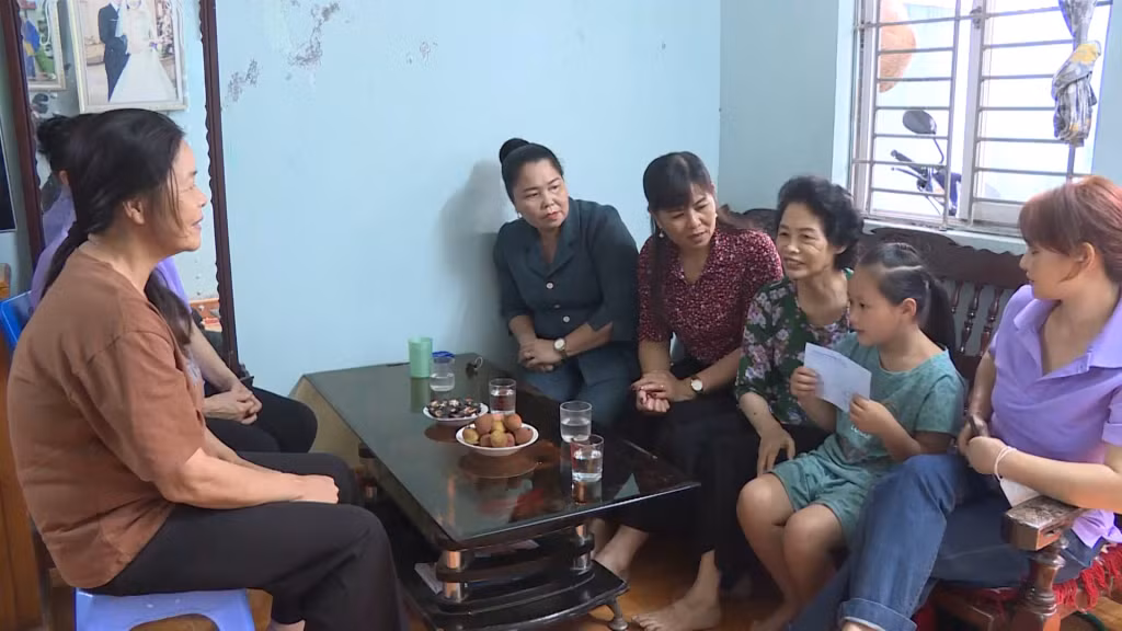CLB phụ nữ tham gia đỡ đầu trẻ em có hoàn cảnh đặc biệt của Hội LHPN phường Cẩm Thịnh, TP Cẩm Phả đến thăm, động viên trẻ em có hoàn cảnh khó khăn.