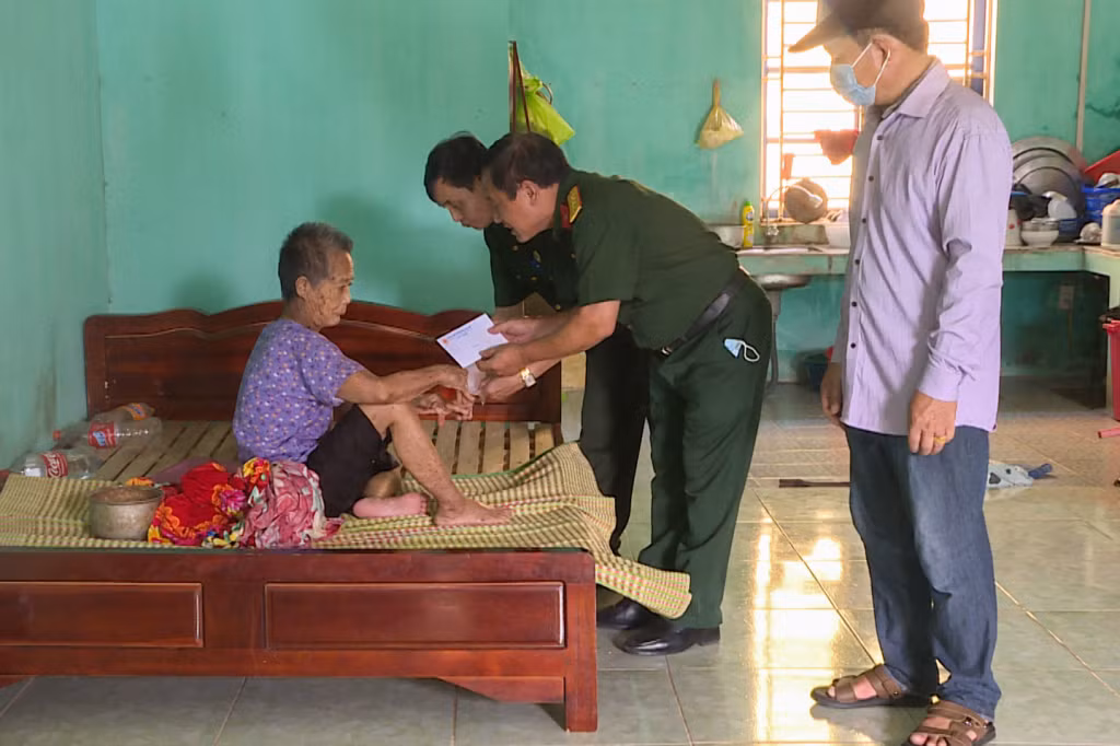Cán bộ Hội CCB TP Hạ Long và phường Hà Phong đến thăm hỏi bà Nguyễn Thị Gái.