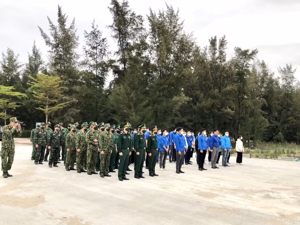 Thành Đoàn Móng Cái phối hợp với các đồn biên phòng trên địa bàn ra quân chiến dịch “Hãy làm sạch biển”.