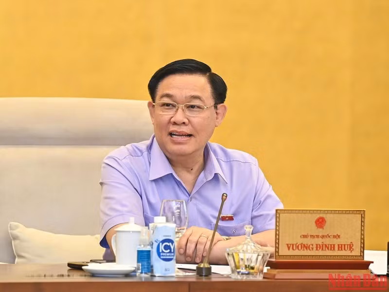 Chủ tịch Quốc hội Vương Đình Huệ phát biểu ý kiến tại phiên họp.