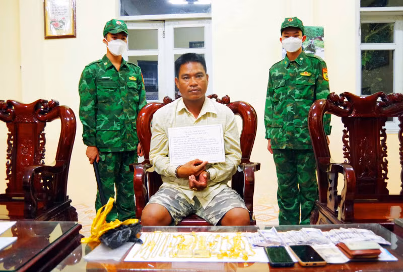 Chau Rít Mây cùng tang vật.
