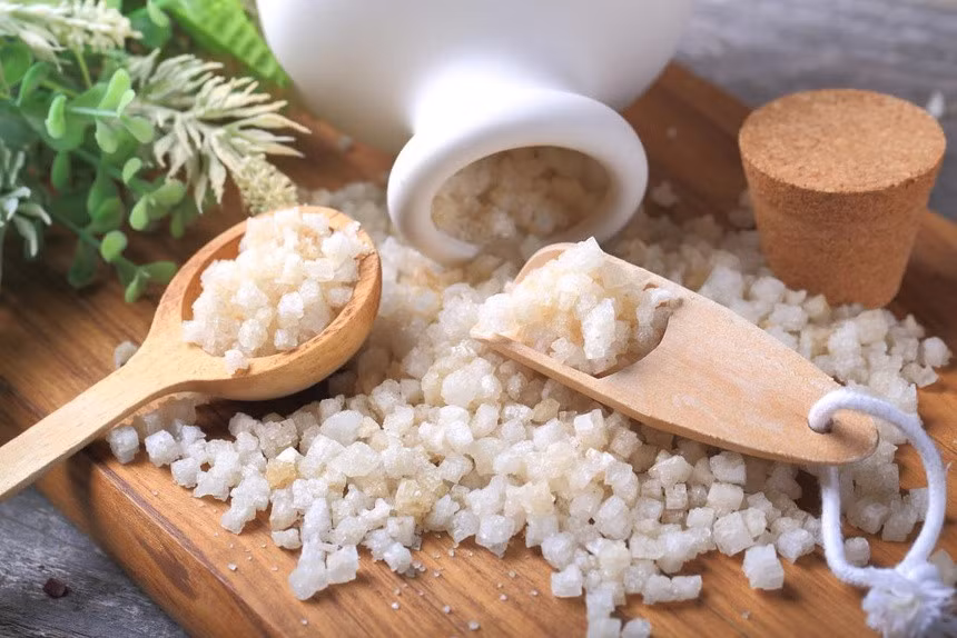 MgSO4.7H2O là chất phụ gia được xếp vào nhóm an toàn nhưng cũng đã vướng vào một số vụ thu hồi sản phẩm. Ảnh: Medical News Today.