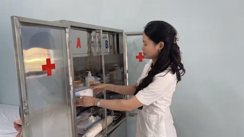 Nhân viên y tế học đường Trường Mầm non Cẩm Bình (TP Cẩm Phả) kiểm tra trang thiết bị, thuốc men phục vụ công tác phòng chống dịch trong nhà trường.