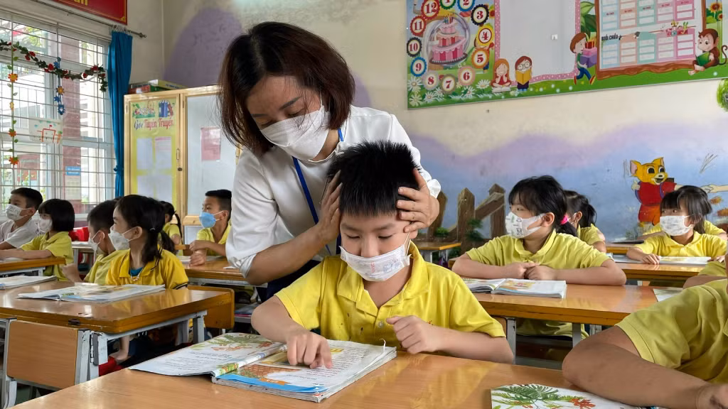 Giáo viên Trường Tiểu học Yên Thanh (TP Uông Bí) hỗ trợ học sinh học hòa nhập tại lớp.