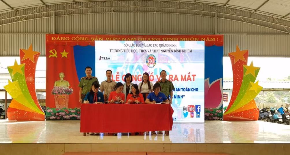 Trường TH, THCS&amp;THPT Nguyễn Bỉnh Khiêm ký cam kết thực hiện mô hình “Sử dụng mạng xã hội an toàn cho học sinh, sinh viên tỉnh Quảng Ninh”.