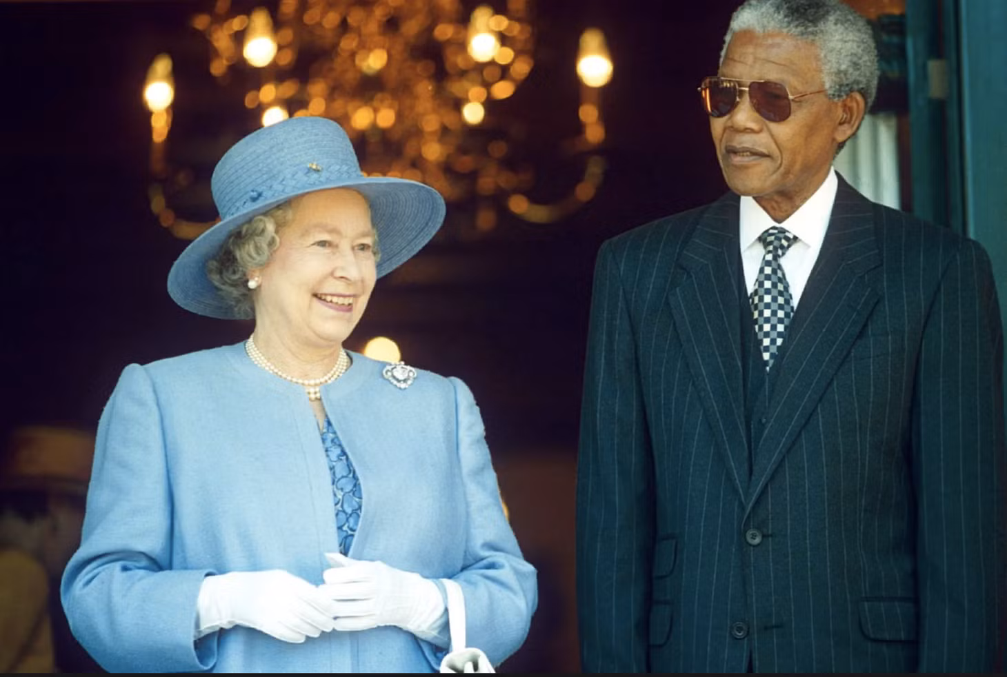 Nữ hoàng Elizabeth II và nhà lãnh đạo Nelson Mandela tại Nam Phi năm 1995.
