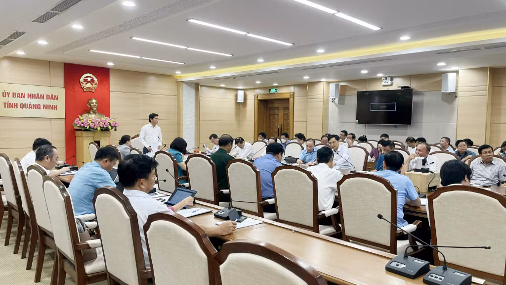 Đồng chí Nguyễn Tường Văn, Chủ tịch UBND tỉnh, Trưởng ban Chỉ đạo tăng cường thu, chi ngân sách tỉnh kết luận cuộc họp.