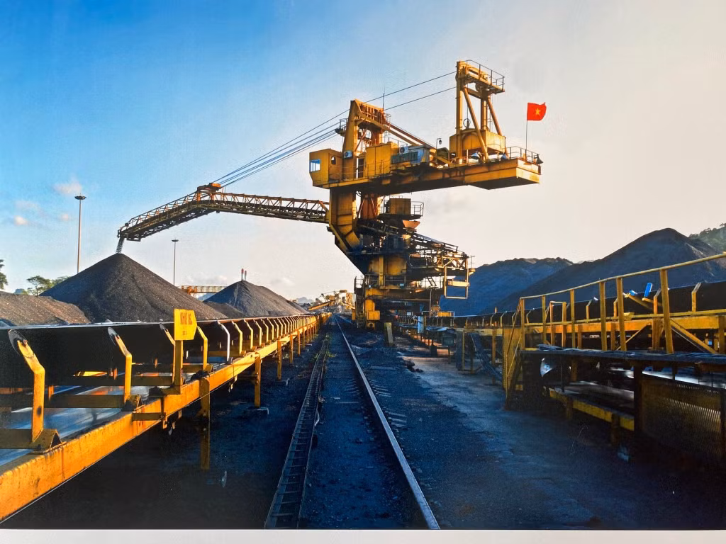 Công ty có bốn nhà máy sàng tuyển than, hệ thống máy đánh đống bốc rót than tại cảng.