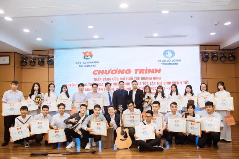 Các tập thể, cá nhân trường Đại học Công nghiệp Quảng Ninh vinh dự nhận danh hiệu Tập thể “Sinh viên 5 tốt” và “Sinh viên 5 tốt” cấp Tỉnh.