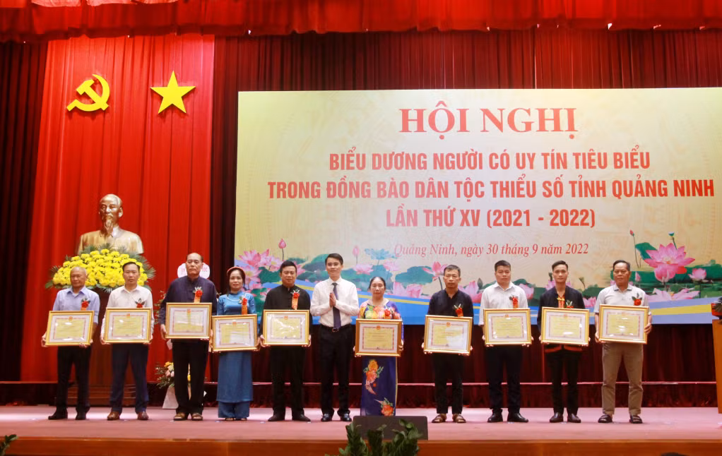 Đồng chí Phạm Văn Thành, Phó Chủ tịch UBND tỉnh trao Bằng khen của UBND tỉnh cho các cá nhân tiêu biểu.