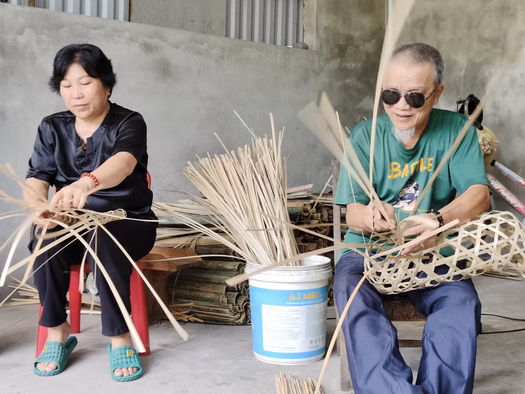 Ông Đoàn Văn Tình và vợ với công việc quen thuộc suốt 12 năm qua