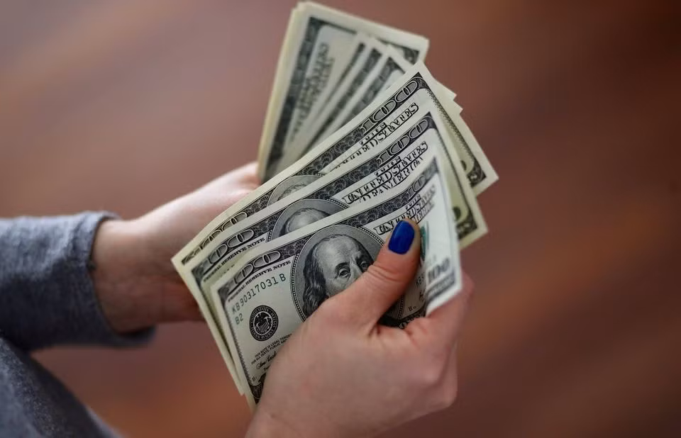 Giá USD tăng mạnh khi Cục Dự trữ Liên bang Mỹ liên tục nâng lãi suất để hạ nhiệt lạm phát. Ảnh: Reuters.