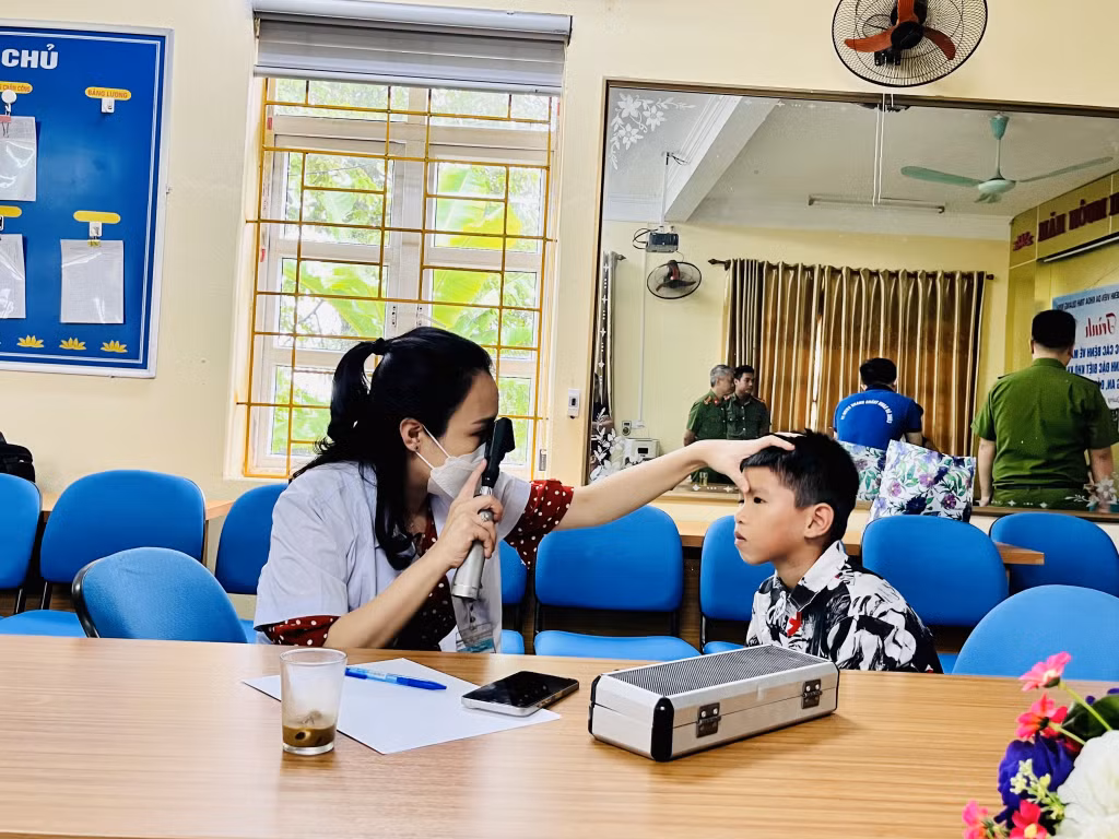 Bác sĩ Bệnh viện Đa khoa tỉnh Quảng Ninh khám sàng lọc bệnh về mắt cho học sinh Trường Tiểu học Quảng An.