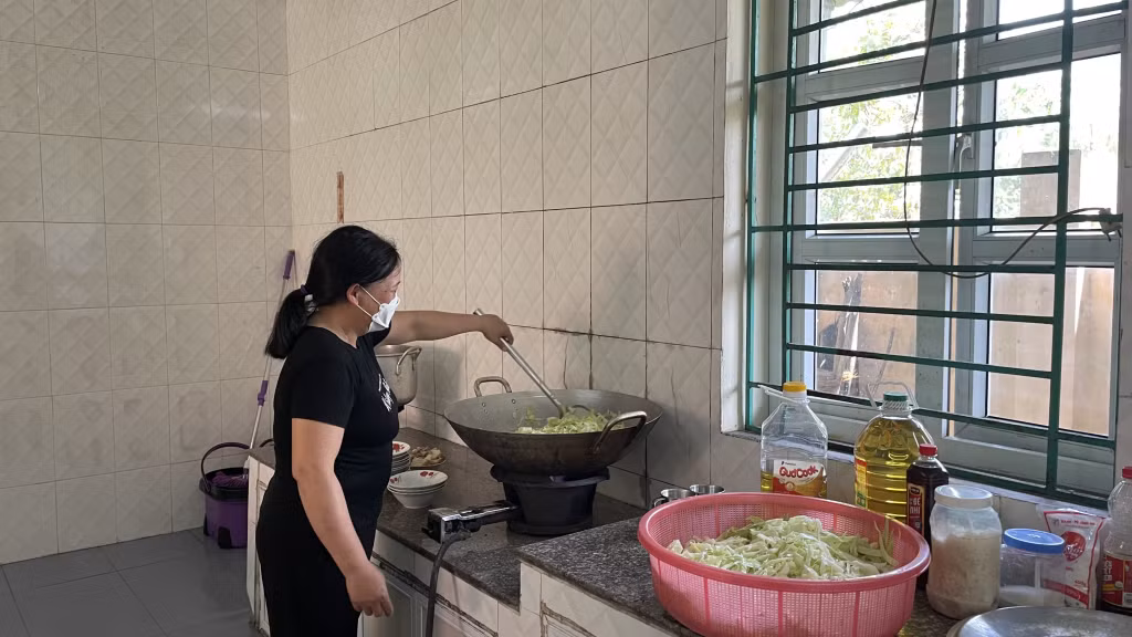 Khu vực bếp ăn của điểm trường Đồng Cậm, Trường Tiểu học Hoành Mô (huyện Bình Liêu) sạch sẽ, đảm bảo an toàn vệ sinh.