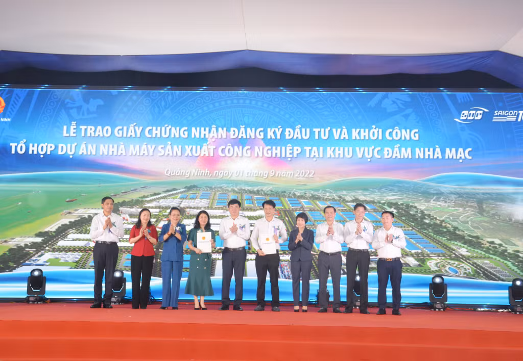 Đại diện nhà đầu tư Dự án nhà máy điện tử Quảng Yên và Dự án nhà máy phụ tùng động cơ máy nông nghiệp tại lô đất nhận giấy chứng nhận đầu tư.