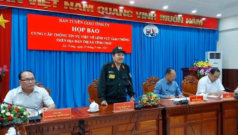 Đại tá Lâm Thành Sol trả lời các phóng viên tại buổi họp báo.