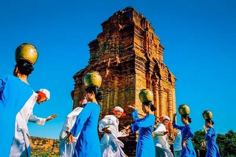 Lễ hội Katê độc đáo của người Chăm (Ảnh: Booking.com)