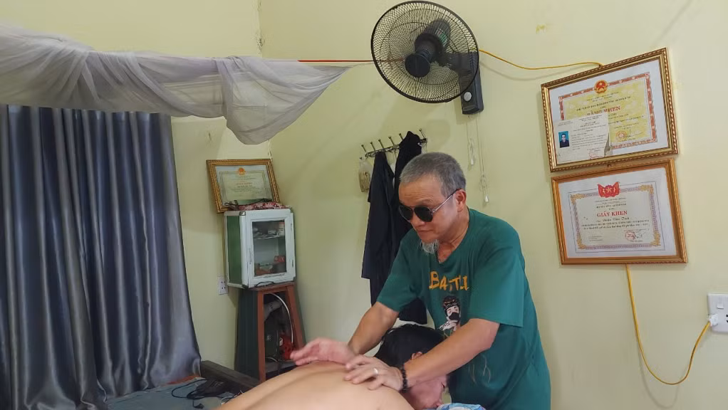 Ông Tình xoa bóp, tẩm quất cho một khách hàng tại nhà