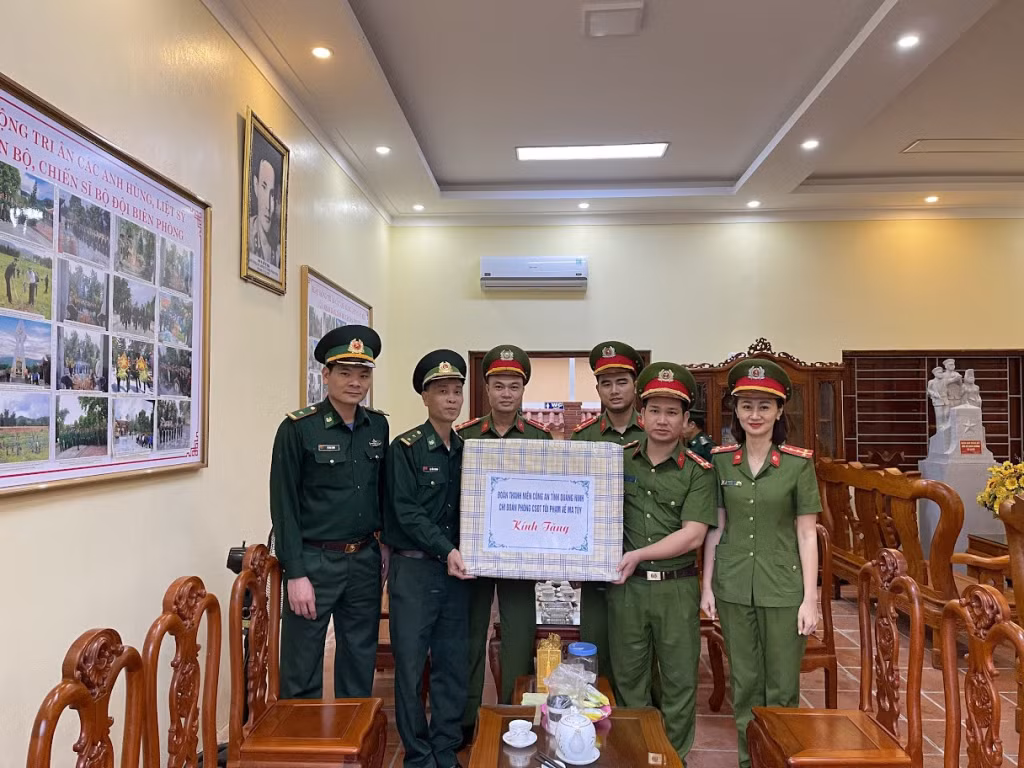 Tăng cường phối hợp với các lực lượng chuyên trách trong phòng chống ma túy (Trong ảnh: ĐVTN Chi đoàn phòng Cảnh sát ĐTTP về ma túy thăm tặng quà Đồn biên phòng Pò Hèn).