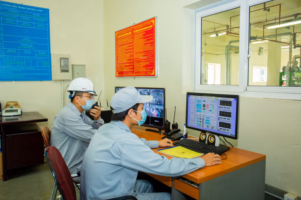 Phòng Điều khiển Trung tâm là “trái tim” trong dây chuyền sản xuất thuốc nổ. Ngoài việc giám sát tập trung, Phòng Điều khiển Trung tâm được kết nối tự động với các thiết bị trong công đoạn nạp liệu, nhũ hóa, đóng thỏi, bao gói… để đảm bảo an toàn và chất lượng sản phẩm. 