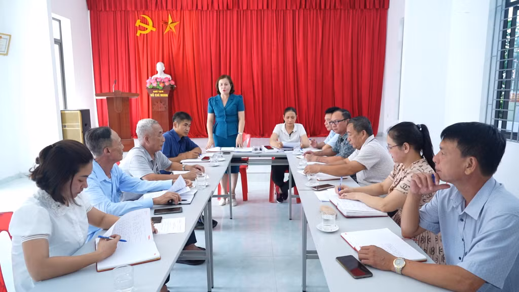 Bí thư Đảng ủy, Chủ tịch UBND phường Tân An, dự, phát biểu tại sinh hoạt tháng 9/2022 của Chi bộ khu Thống Nhất 1 (phường Tân An, TX Quảng Yên).