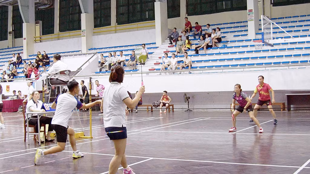 Nội dung thi đấu cầu lông đôi nam nữ.