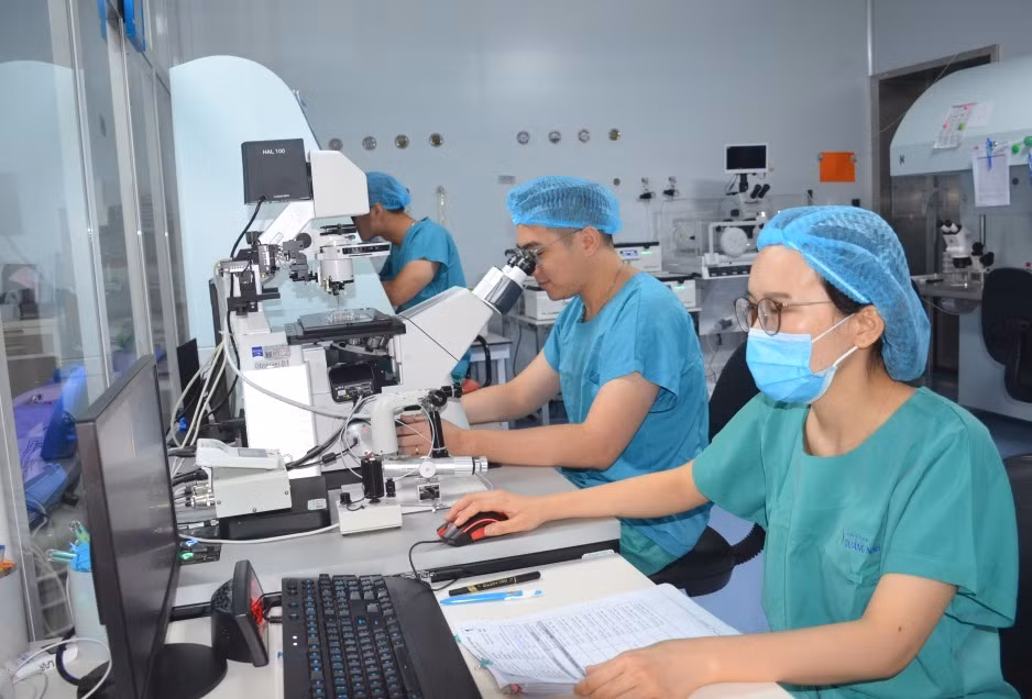 Kỹ thuật viên Khoa Hỗ trợ sinh sản (Bệnh viện Sản Nhi Quảng Ninh) làm việc trong phòng thụ tinh ống nghiệm.