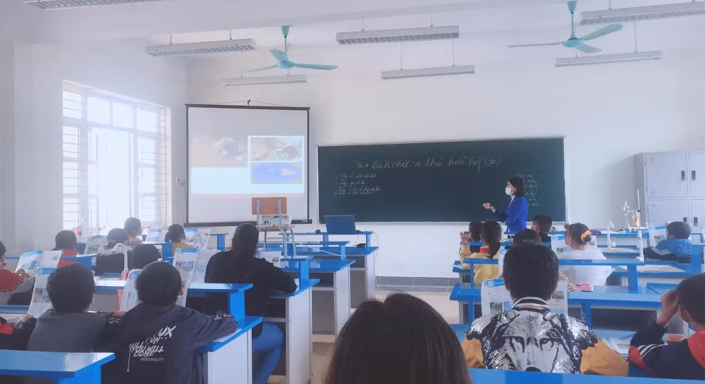 Môn Khoa học Tự nhiên của học sinh lớp 6 Trường PTDT bán trú TH&amp;THCS Nam Sơn (huyện Ba Chẽ) được giảng dạy tại phòng học thông minh.