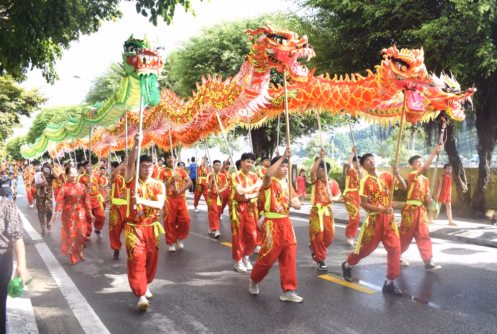 Đoàn múa rồng trong đám rước