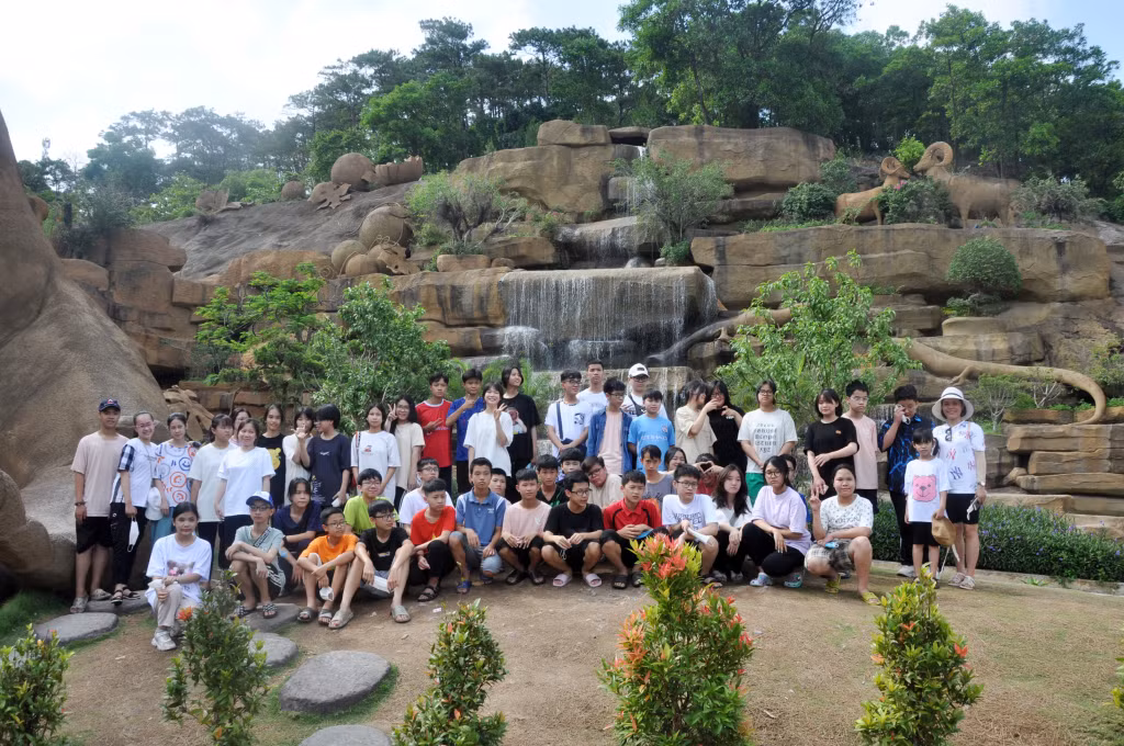Số lượng khách mùa du lịch hè đến với Quảng Ninh, trong đó có lượng khách nhỏ tuổi thường sẽ giảm dần từ tháng 9 hàng năm.