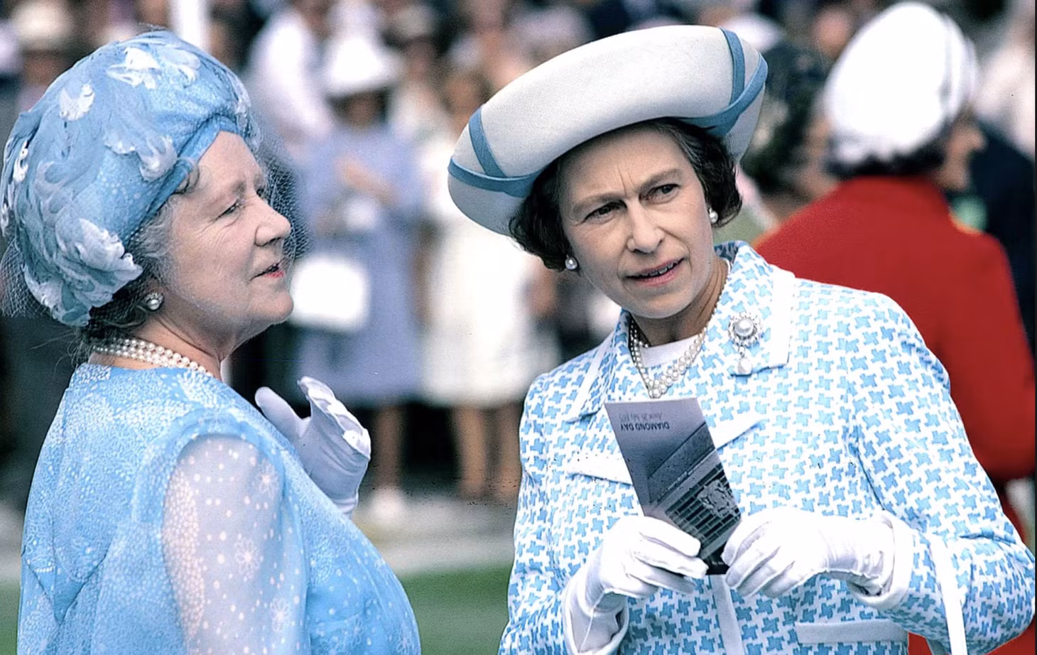Nữ hoàng Elizabeth II và mẹ tại trường đua ngựa Ascot năm 1975.