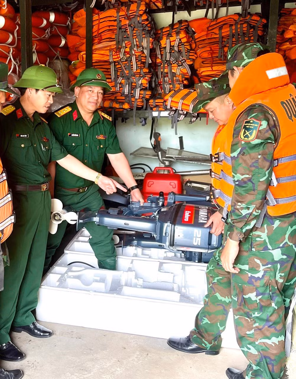 Thượng tá Nguyễn Tiến Vinh (thứ 2, trái sang) kiểm tra trang thiết bị, máy móc phục vụ chiến đấu của đơn vị.