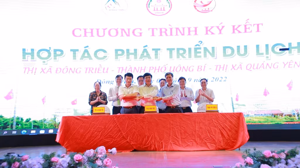 Lãnh đạo TX Đông Triều - TP Uông Bí - TX Quảng Yên ký kết hợp tác phát triển du lịch.