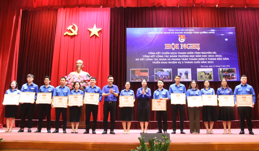 Ban Chấp hành Đoàn Khối tặng giấy khen cho 12 cá nhân đã có thành tích xuất sắc trong Chiến dịch thanh niên tình nguyện hè năm 2022.