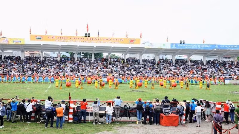 Màn múa cờ trong lễ hội chọi trâu 2022.