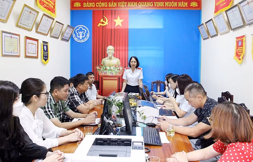 Cán bộ Phòng Thanh tra - Kiểm tra (BHXH tỉnh) công bố quyết định thanh tra, kiểm tra 8 doanh nghiệp về thực hiện pháp luật BHXH tại TP Móng Cái, tháng 9/2022.