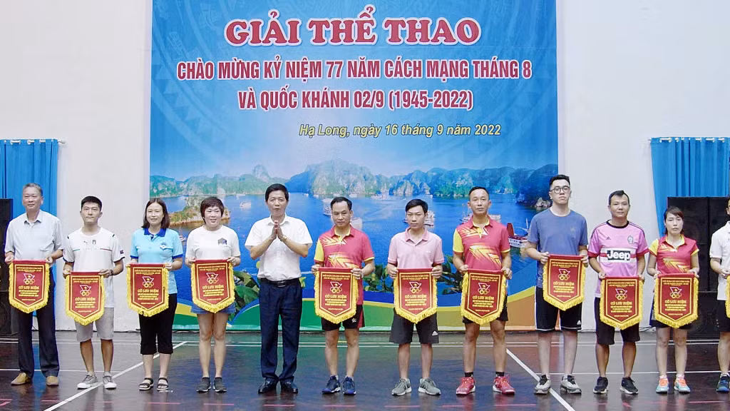 Tham dự giải có 12 đơn vị với gần 80 vận động viên.