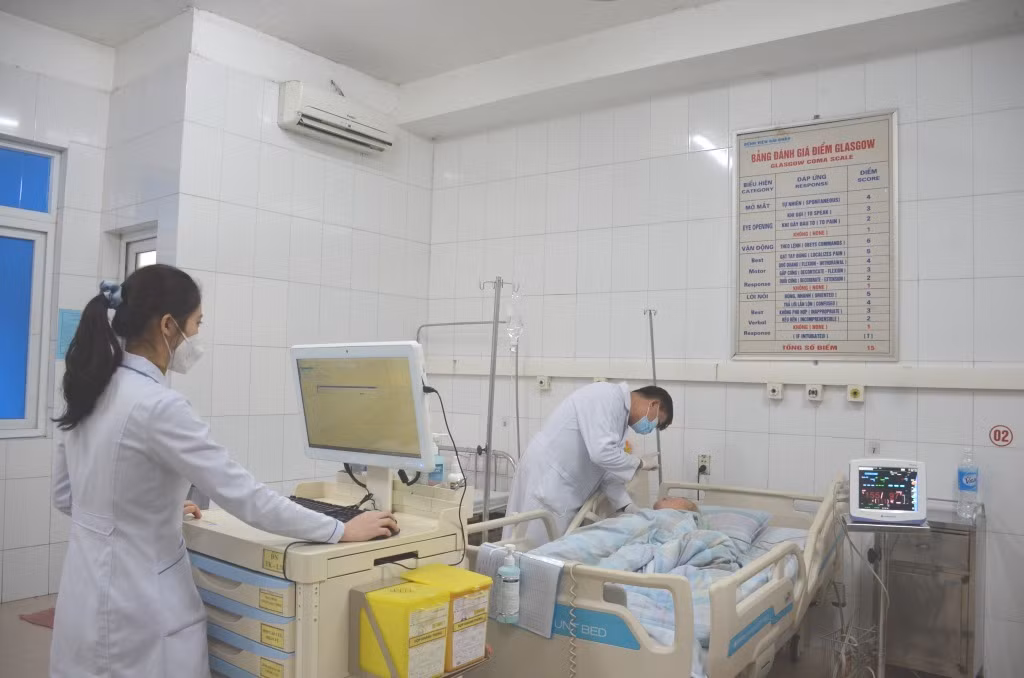 Bác sĩ Bệnh viện Bãi Cháy chăm sóc, điều trị cho bệnh nhân.
