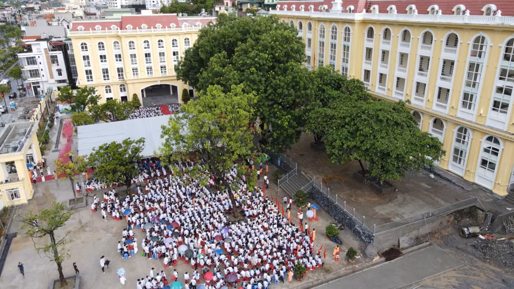 Lễ khai giảng năm học 2021-2022 của Trường THPT Hòn Gai.