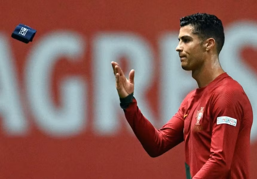 Trước đó, Ronaldo từng hai lần ném băng đội trưởng tuyển Bồ Đào Nha sau những trận cầu không ưng ý.