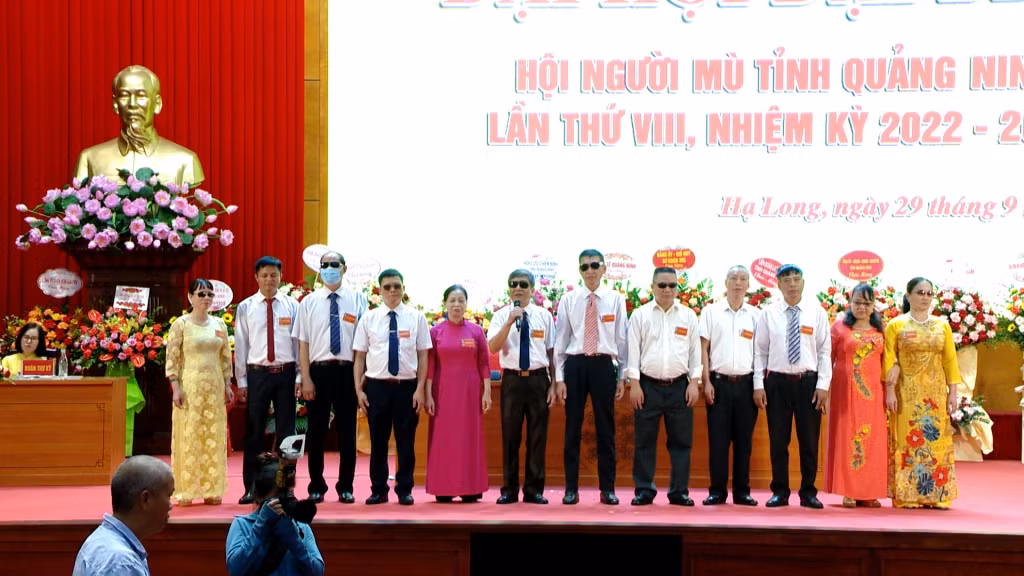 Ban Chấp hành Hội Người mù tỉnh Quảng Ninh nhiệm kỳ 2022-2027 ra mắt Đại hội.
