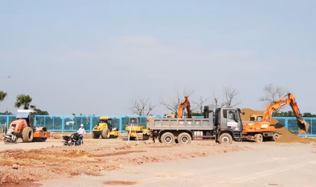 Nhà thầu thi công là Công ty Cổ phần XNK Quốc tế Tân Đại Dương đang tập trung nhân lực, máy móc thực hiện các hạng mục của công trình.