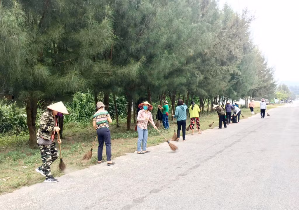 Người dân xã Quan Lạn (huyện Vân Đồn) duy trì hoạt động vệ sinh môi trường, tạo điều kiện phát triển du lịch. Ảnh: Mạnh Trường