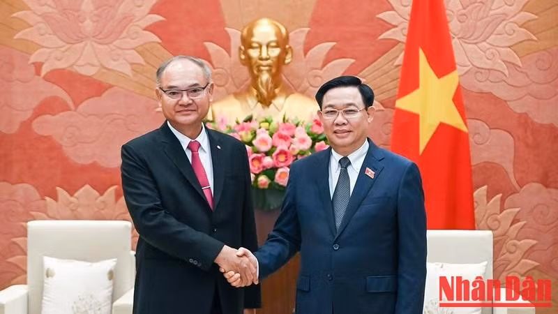 Chủ tịch Quốc hội Vương Đình Huệ và Phó Chủ tịch thứ nhất Thượng viện Thái Lan Singsuk Singpai tại buổi tiếp. (Ảnh: DUY LINH)