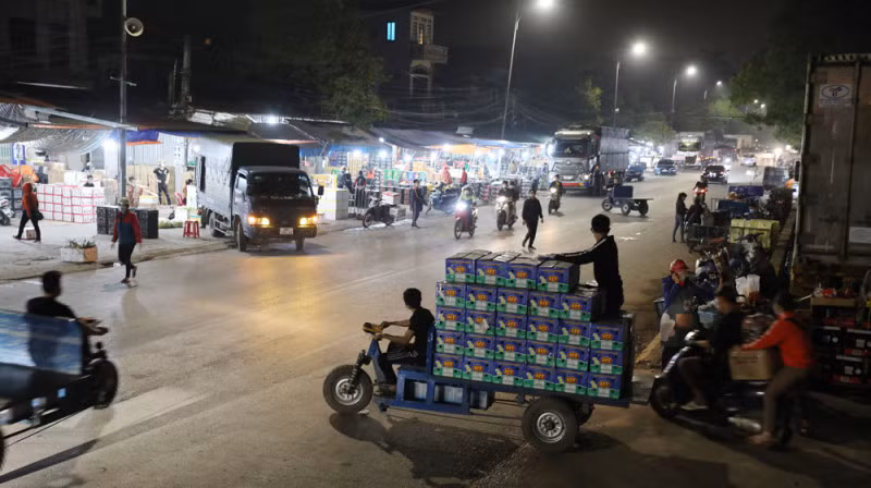 Các tiểu thương chợ Mía buôn bán hàng hóa
